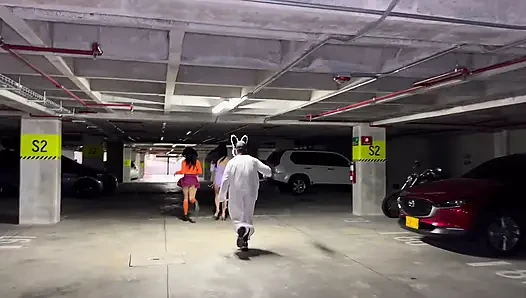 Daphne and Velma Catch the Monster - Halloween Special