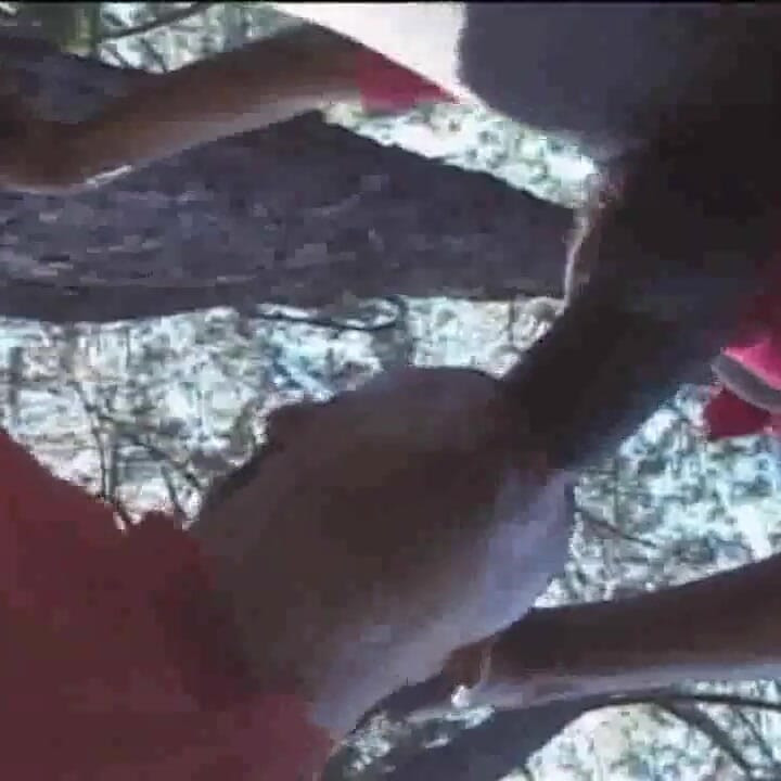 Madura negra transsexual fode, latino gêmeos na floresta