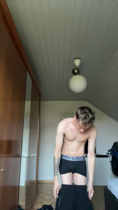 Fabian Kelih stripping off