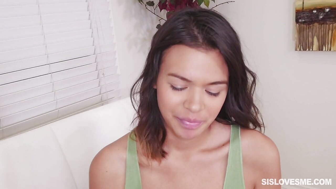 Latina meia-irmã pratica oral com seu meio-irmão