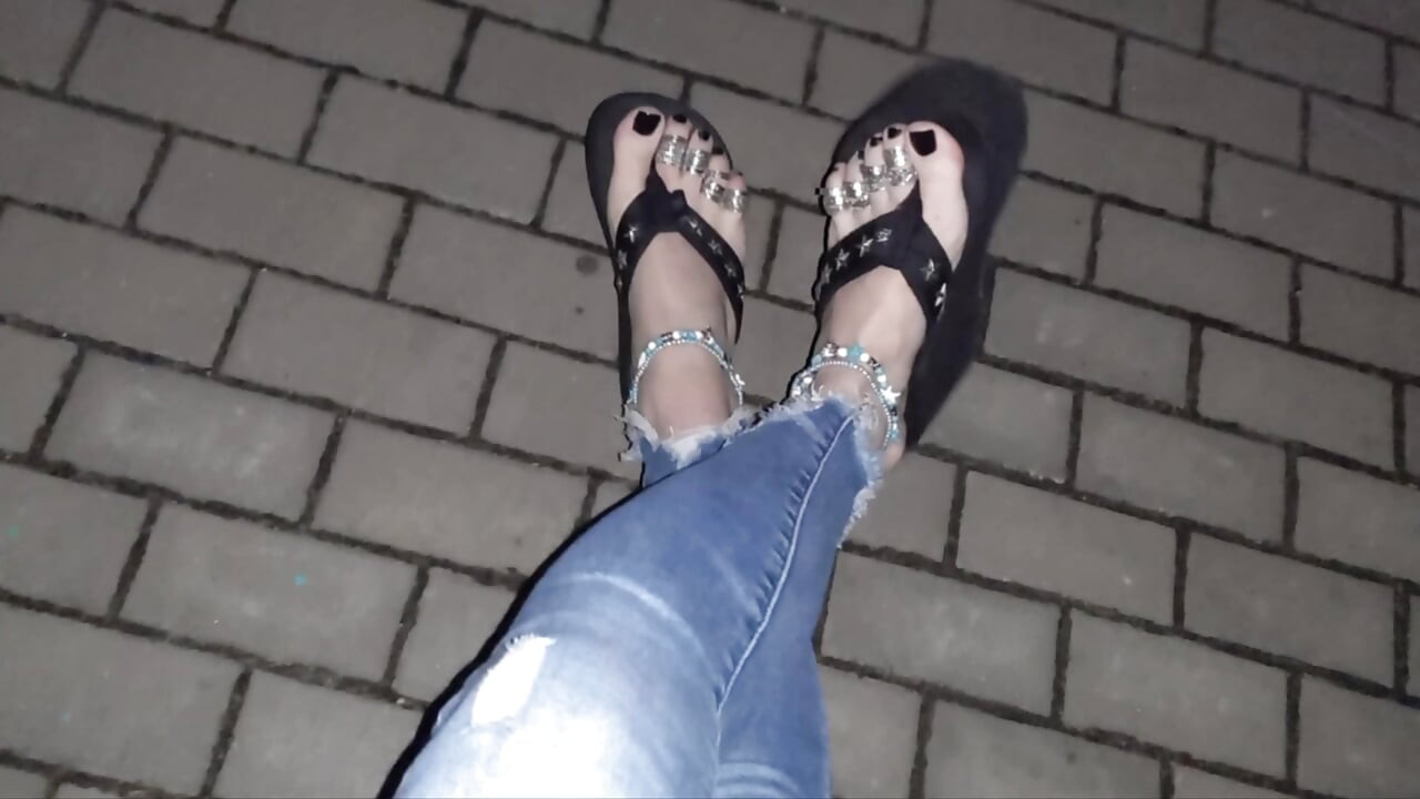 Me corro en la calle de nuevo, mucho semen