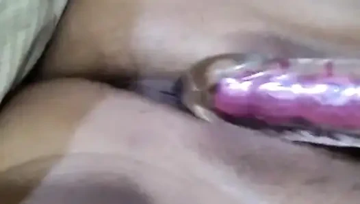 Meksikalı evli kadın ilk kez dildoyla gösteriş yapıyor ve mastürbasyon yapıyor (tam video)