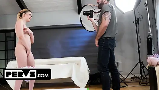 Gergin dez hansen'in ilk fotoğraf çekimi erkek arkadaşının arkasından sapık oluyor