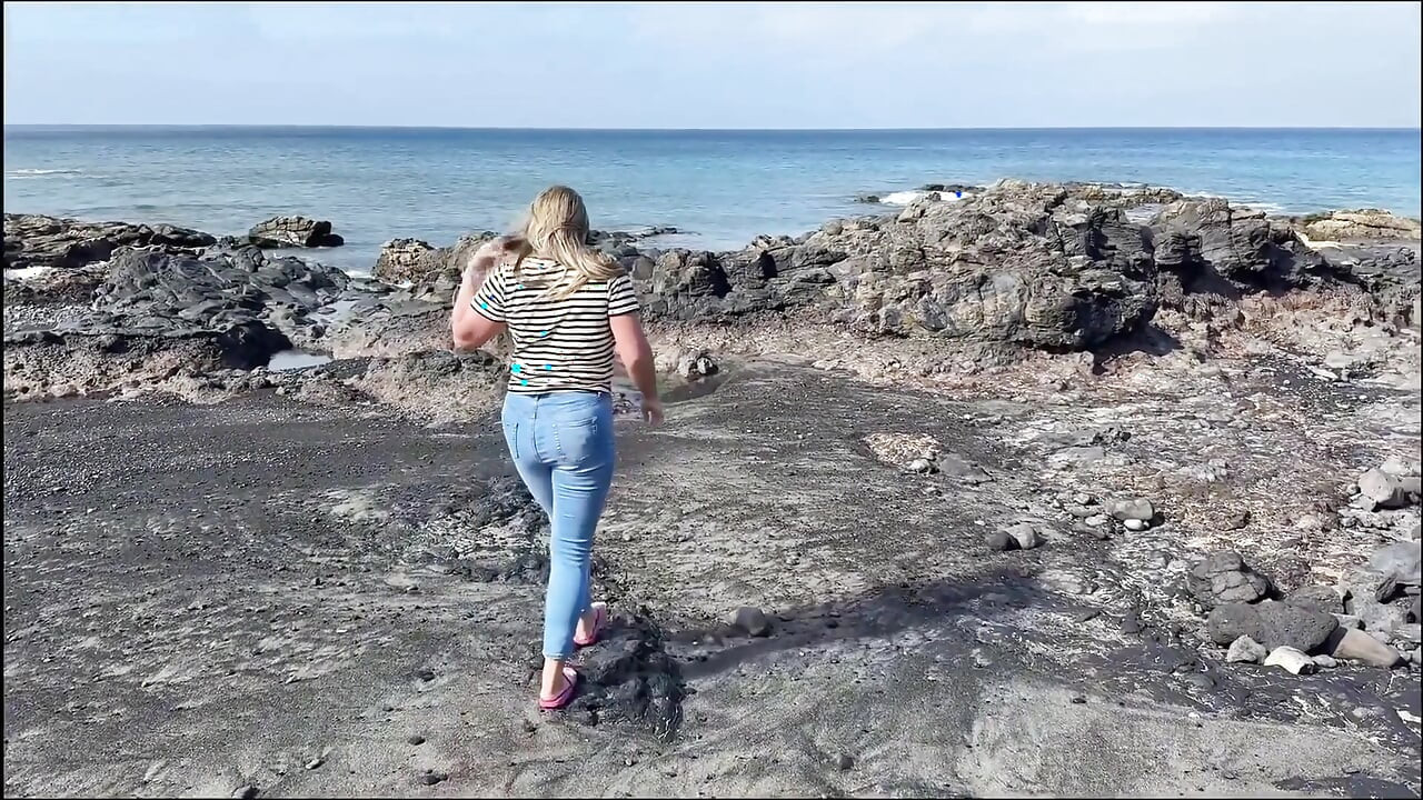 Nok en strandulykke - våte jeans ved strandlinjen