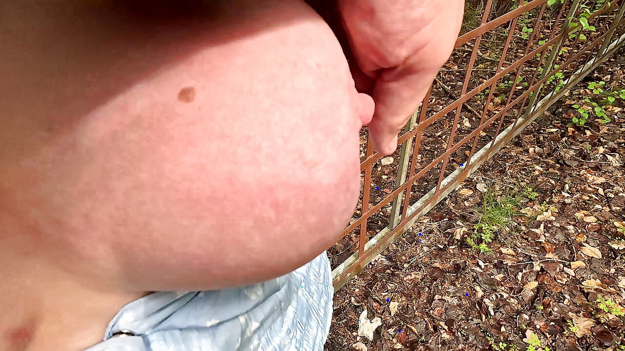 Golpeando las tetas en la valla