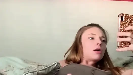 İyi bir kız gibi boşalıyor
