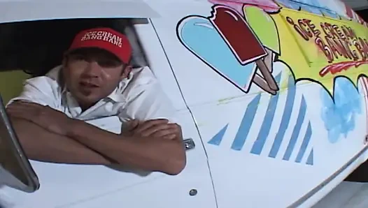 Pemandu sorak imut dientot dan dicrot di mulut