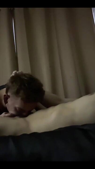 彼は自分の仕事のやり方と、喜ばせる方法を知っている。