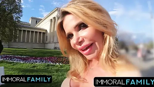 Dari jilat klitoris sampai permainan anal yang intens, victoria mendapat perhatian!