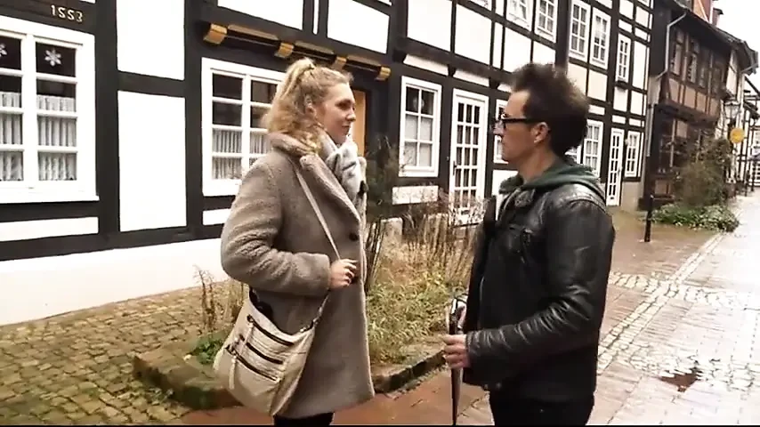 有趣的康尼·巴杰正在做调查......没错, 完全正确!