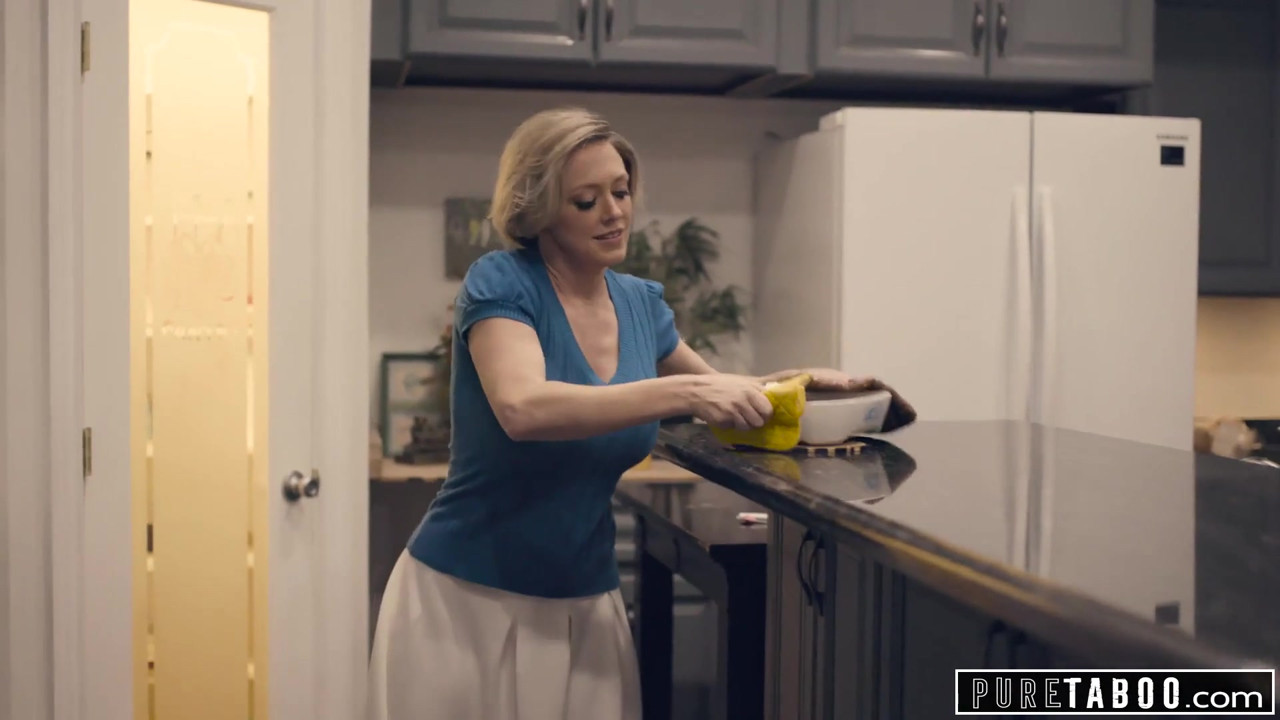 純粋なタブー義理の両親と義理の兄が新しい妹を歓迎