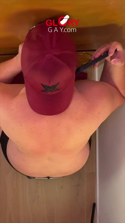 Gloryhole Duel: Dvije gladne usta muzu XXL dugi kurac s prepucicom