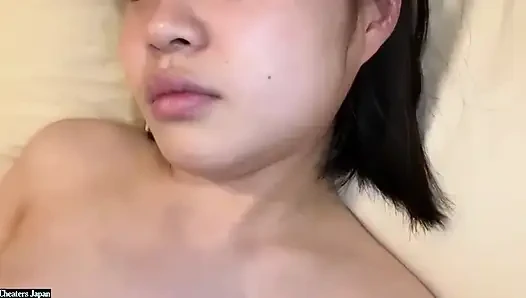 Wallflower si cewek hot rambut hitam lagi asik muasin memeknya