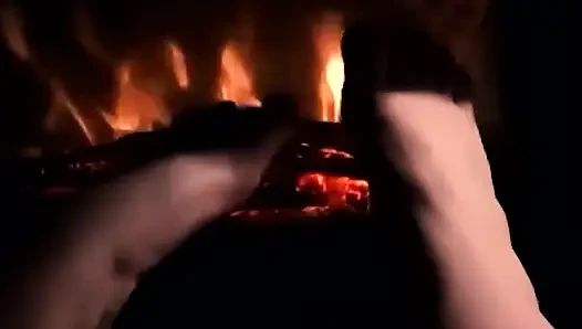 Ich wärfe meine Füße auf dem Feuer, damit sie warm und verschwitzt werden für deinen schwanz und deine eier