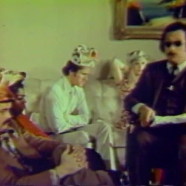 बेडरूम में काली और सफेद चूत चाटना