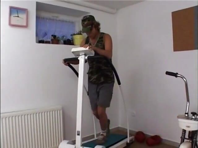 הומו בוטום יושב על אופניים ולוקח זין לתחת שלו