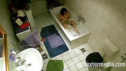 MILF Banyoda Kişisel Hijyen Yapıyor