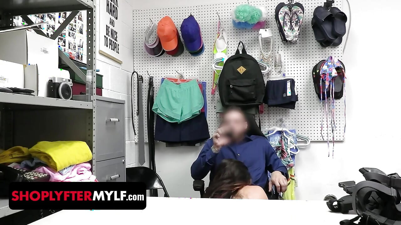 Dolgun orta yaşlı seksi kadın eski sevgilisi ve memur tarafından hırsızlık yaptıkları için arka odada disipline ediliyor