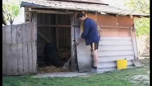 Seksi bir nine genç bir adam tarafından avluda çılgınca sikiliyor