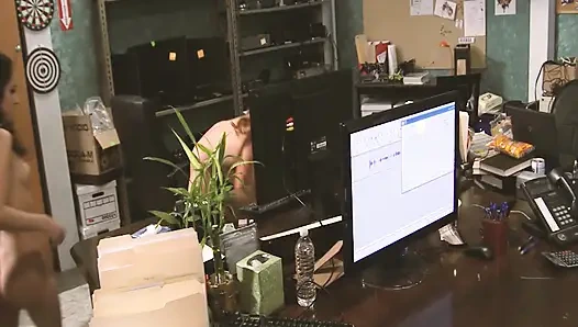 Ангелы для ботаников сцена-1_Two горячие юные крошки с большими жопой трахают офисного ботаничка вместе