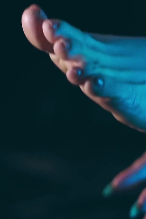Saltando em um vibrador unicórnio gigante