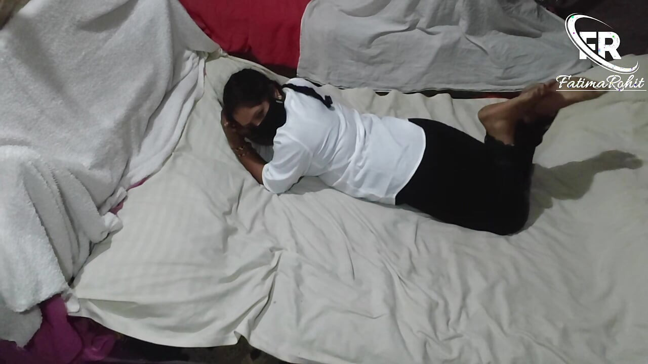 Hintli kız arkadaş masti yatakta