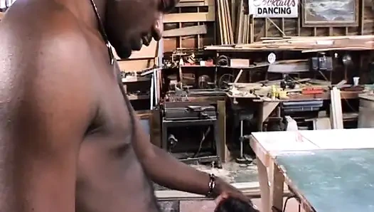 Dövmeli esmer götünü siyah yarakla siktiriyor