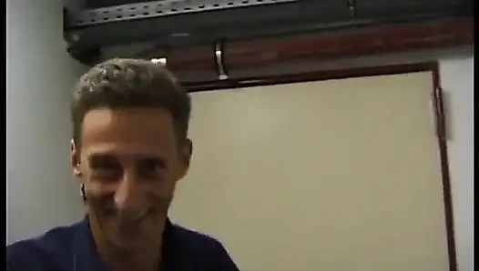 Pelacur pirang mengisap schlong di video pov