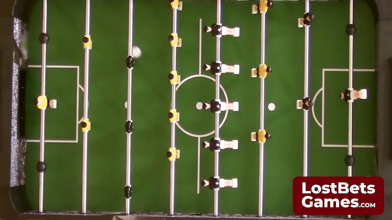 Ein strip-foosball-spiel verspricht eine spanking-freude am ende