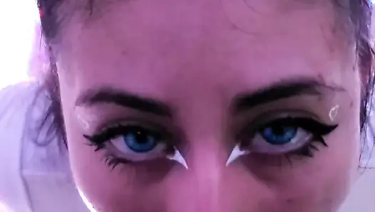 Kolombiyalı tatlı kız beni küçük göğüslerine boşaltıyor, dölümü seviyor!