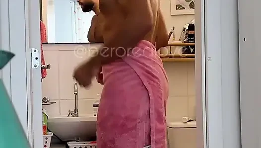 Sie kniet vor mir nieder