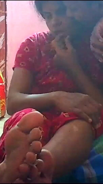 Detik menakjubkan dari "isteri rumah kampung India bercium romantik"