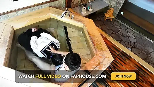 Seragam menetes ditahan di bak mandi dan diajarkan di kelas di luar kampus