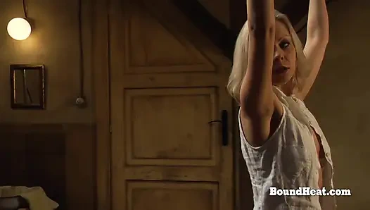 Наклонившаяся рабыня-лесбиянка с большой жопой принимает массивный страпон глубоко в киску