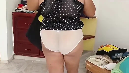 Tombul kız odayı topluyor ve kıyafetlerini katlıyor