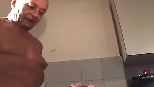 Oma aus frankreich wurde in der küche gefickt