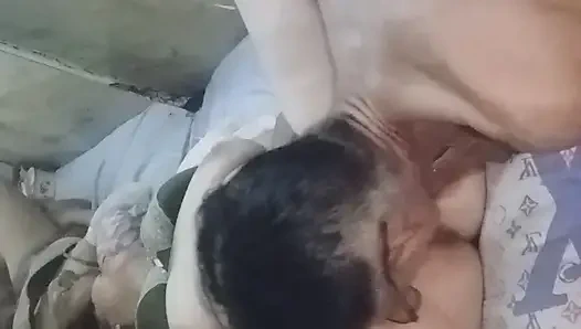 Ich ände sie an den rand des ficks, sie luckt es so sehr