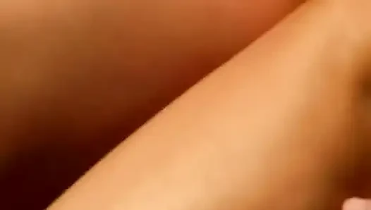 Yarak bu seksi sarışının tıraşlı amını dolduruyor