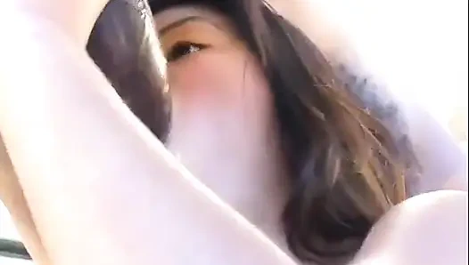 Kırmızı iç çamaşırlı güzel genç Asyalı sikişmeyi ve büyük siyah yarağı emmeyi seviyor