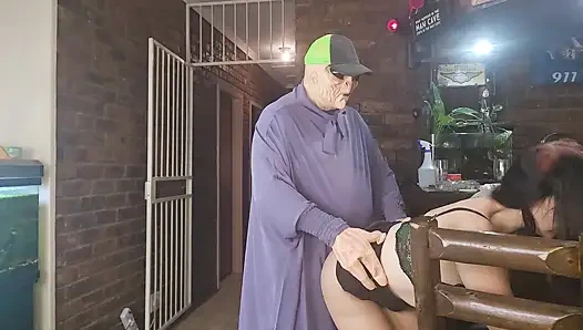 Uzaylı bodrumda gece karımı sikiyor