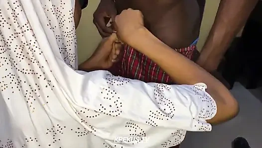 Ac tamirci adam sıska hatun ıslak amcığı sert sikiyor