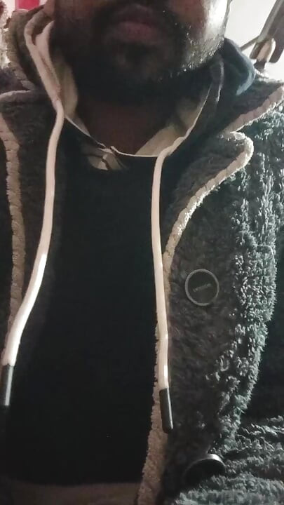 भारतीय Ismart लड़का Ismaatdeva खुद को चोद रहा था पर बहुत बंद हो गया था सोफे पर था