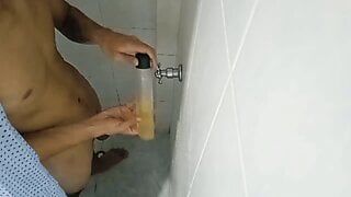 Caméra dans la salle de bain de mon ami n ° 8