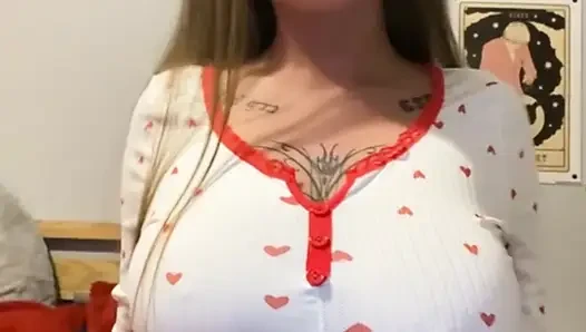 Watch this Scottish big ass goth fingering herself slow then deeper