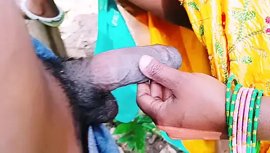 Açık havada ormanda seks. Hintli kadın ormanda Husbend'in küçük erkek kardeşinin büyük yarağını sikiyor. Telugu edepsizce konuşuyor.