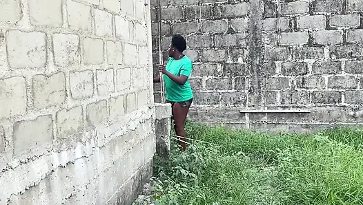 Обратной стороной здания к ее подруге