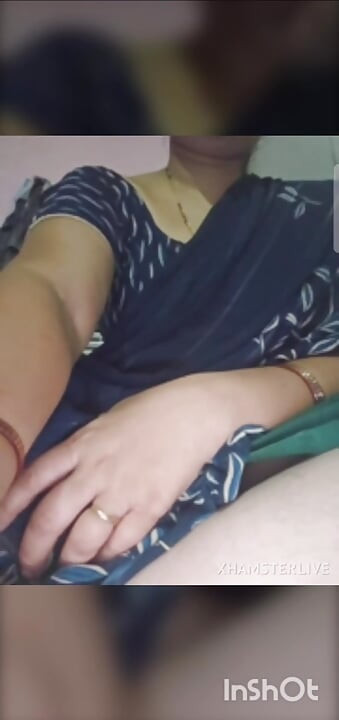Desi bhabhi ne kursi pe beth ke apni chooth ke maje liye