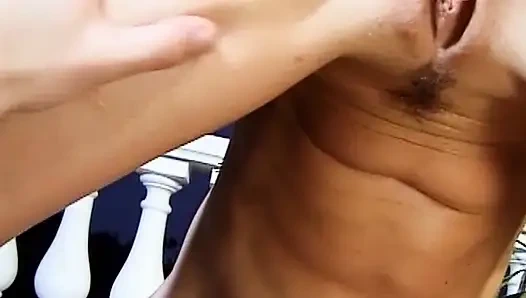 Attraktive dunkelhaarige französische schlampe wird in der pov-szene anal gefickt