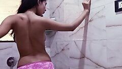 Annie Sharma prend une douche nue