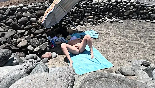 He Saw a Naked Girl on the Beach and Started Jerking off